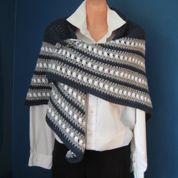 Blue , Gray &  White Hand Knit Shawl / Coverlette / Triangle Wrap - Picture 1 of 6
